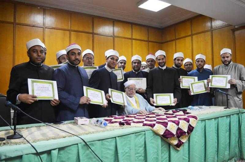 منح 54 إمامًا وواعظة إجازة الأربعين النووية من الدكتور أحمد عمر هاشم