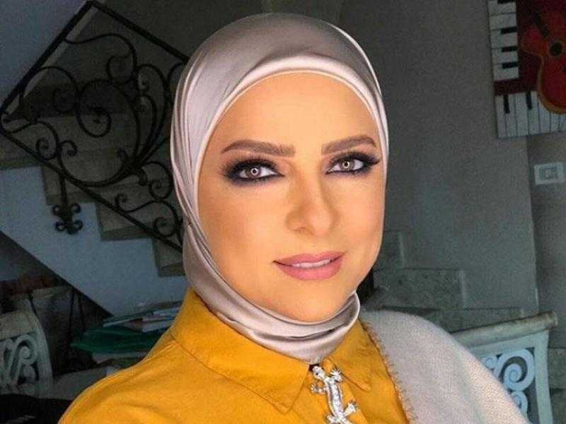 ربنا خالقنا برقبة.. تعليق ناري من دعاء فاروق على منتقدي ملابسها بعد الحج