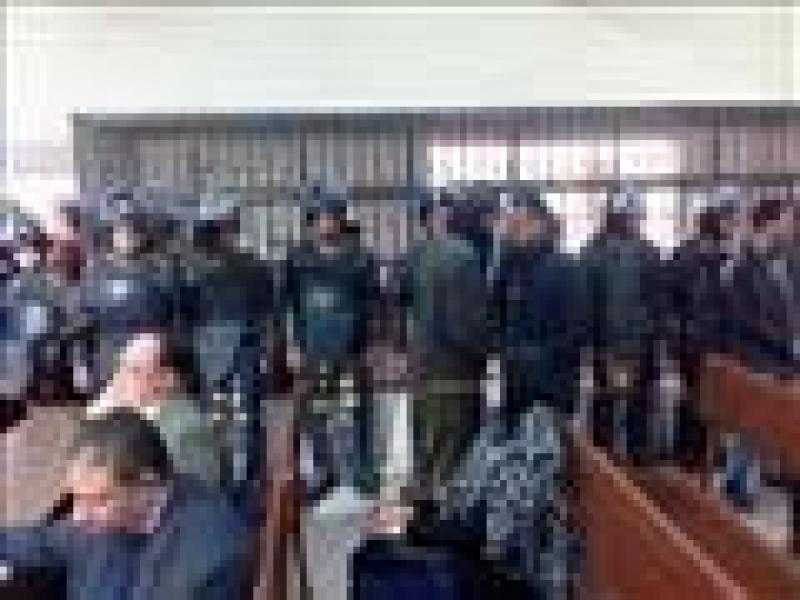 وصول المتهم بقتل زوجته خنقا لشكه في سلوكها إلى المحكمة بالفيوم