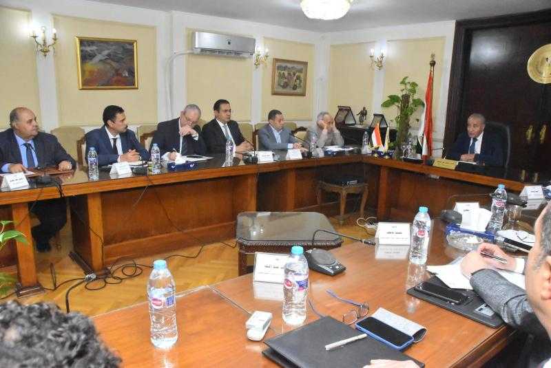 وزير التموين يتابع كميات السكر المعروضة بالأسواق أثناء اجتماع اللجنة العليا للسكر