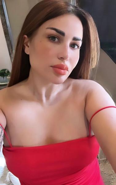 ندى الكامل تثير الجدل بإطلالة جريئة