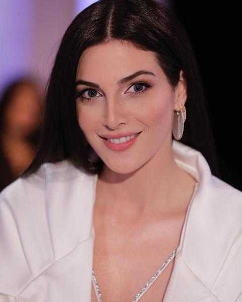 رزان جمال بإطلالة تبرز أنوثتها