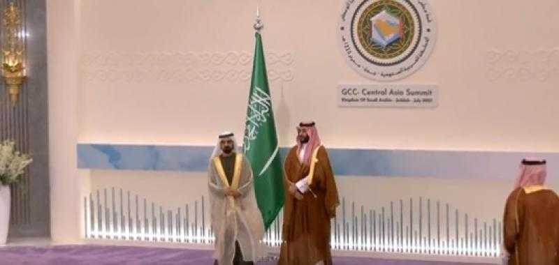 شاهد .. لحظة وصول نائب رئيس الإمارات لجدة لحضور اللقاء التشاوري الخليجي