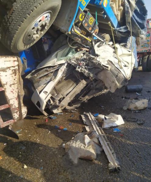 مصرع وإصابة 5 أشخاص في تصادم ميكروباص وتريلا بالشرقية