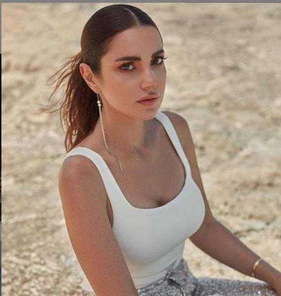 درة تبهر جمهورها بإطلالة رومانسية برفقة زوجها