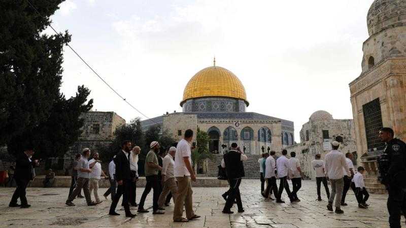 عشرات المستوطنين يقتحمون باحات المسجد الأقصى