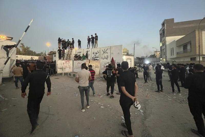 «العراق» تعلن إحالة المتسببين في حرق سفارة السويد ببغداد إلى القضاء