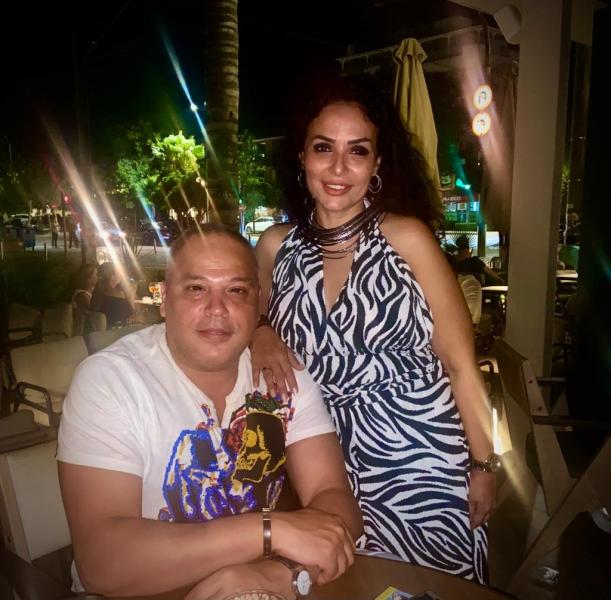 شاهد.. تامر عبد المنعم يقود طائرة في اليونان