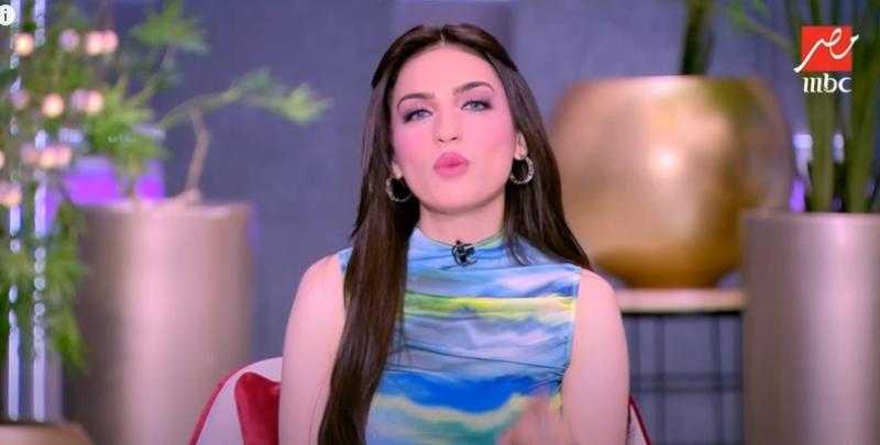 ياسمين عز تُحذر السيدات من اصطحاب حلة ورق العنب في المصيف: «فرعونك هيعكنن عليكي»