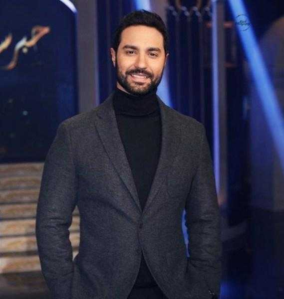 «فقط العب».. إطلالة رومانسية للفنان كريم فهمي برفقة زوجته