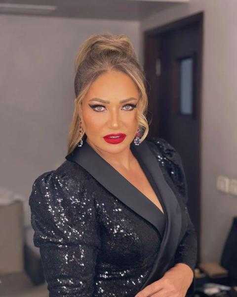 ليلى علوي تخطف الأنظار بإطلالة ملفتة على شاطئ البحر