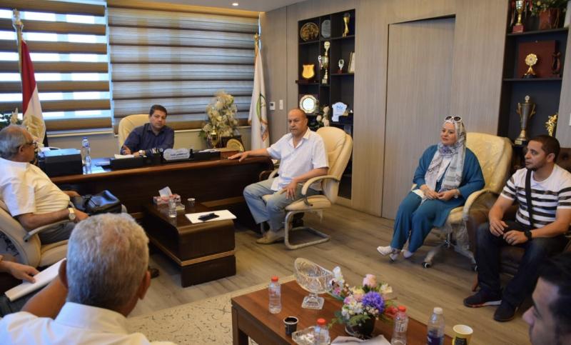 رئيس جهاز الشيخ زايد يعقد اجتماعا مع ممثلي منطقة الثورة الخضراء