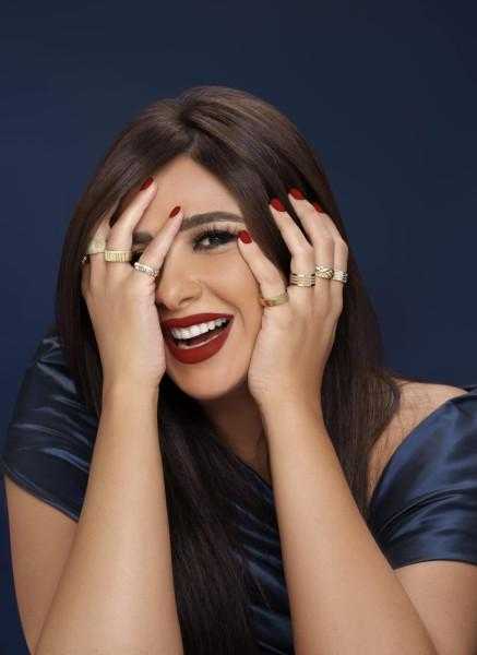 بإطلالة ساحرة ياسمين عبدالعزيز تبهر جمهورها