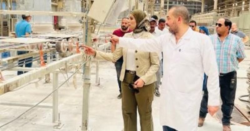 مسؤلو مصنع السيراميك يشرحون عملية الإنتاج 