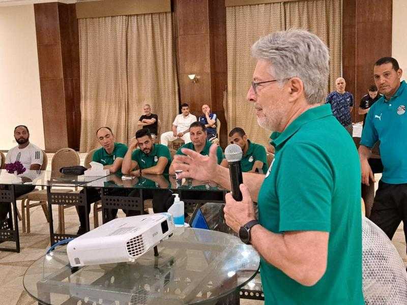 بيريرا يحاضر حكام الكرة الشاطئية