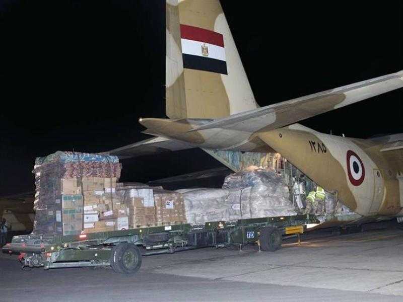 ثلاث طائرات عسكرية مصرية تنقل شحنات إنسانية إلى السودان