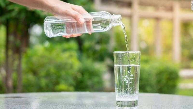تحسن المزاج وترطب البشرة.. فوائد شرب الماء على الريق