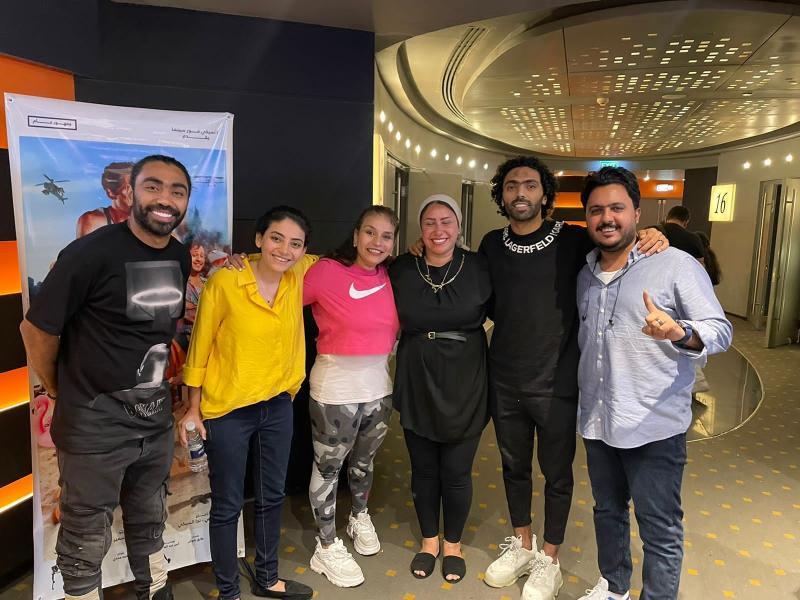 نجم الأهلي يشاهد فيلم «مطرح مطروح» بأحد السينمات