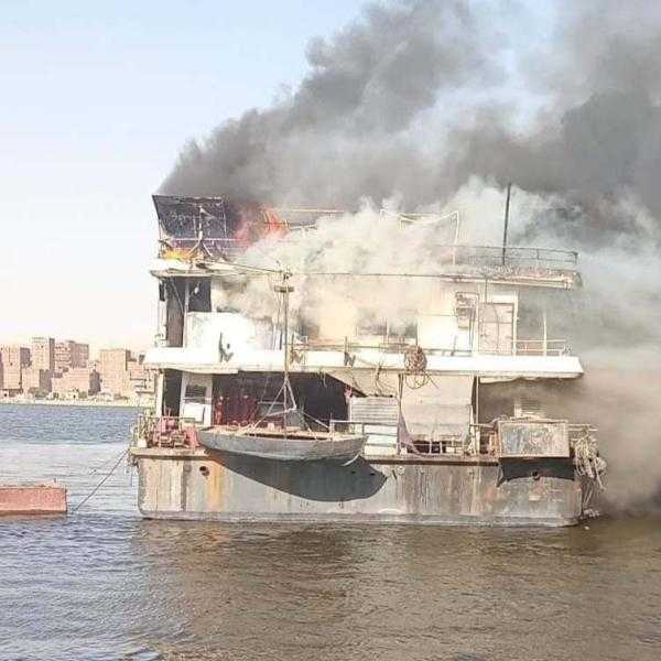 حريق هائل داخل مركب بنهر النيل في الحوامدية