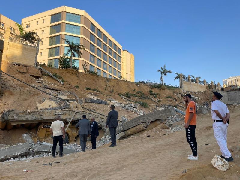 انهيار سور مبنى مجمع النيابات بشارع التسعين.. صور