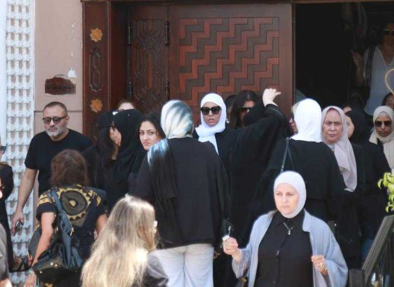 انهيار مي كساب في جنازة والدها.. صور