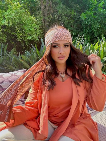 ياسمين عبد العزيز تستمتع بالصيف بإطلالة رائعة