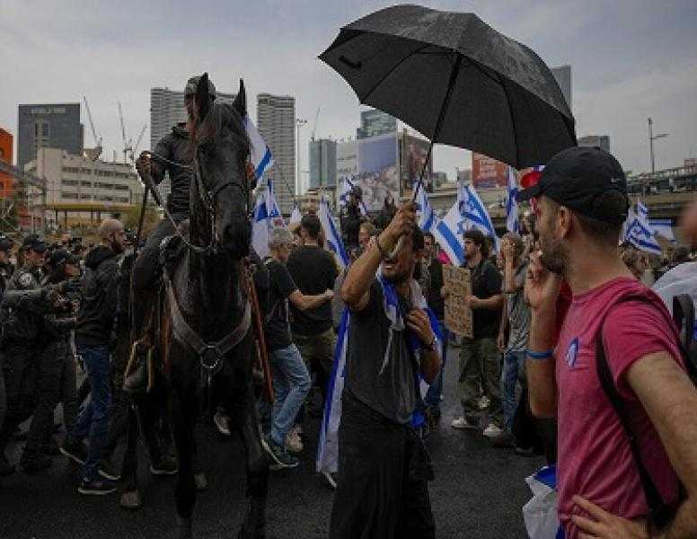 قوات الاحتلال تعتقل العشرات وتستخدم خراطيم المياه لتفريق المحتجين في القدس