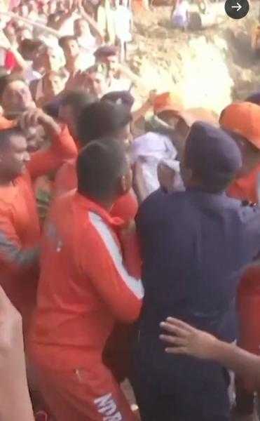 شاهد.. لحظة إنقاذ طفل سقط في بئر على عمق 40 مترا