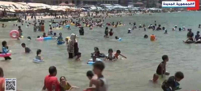 مواطنون يزحفون إلى عروس البحر المتوسط للاستمتاع بالبحر - فيديو