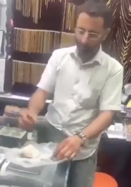 لحظة العثور على السحر داخل الحزام 