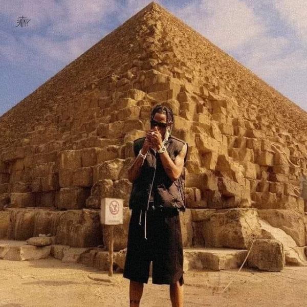 رغم قرار إلغاء حفله.. أول صورة لـ ترافيس سكوت من أمام الأهرامات