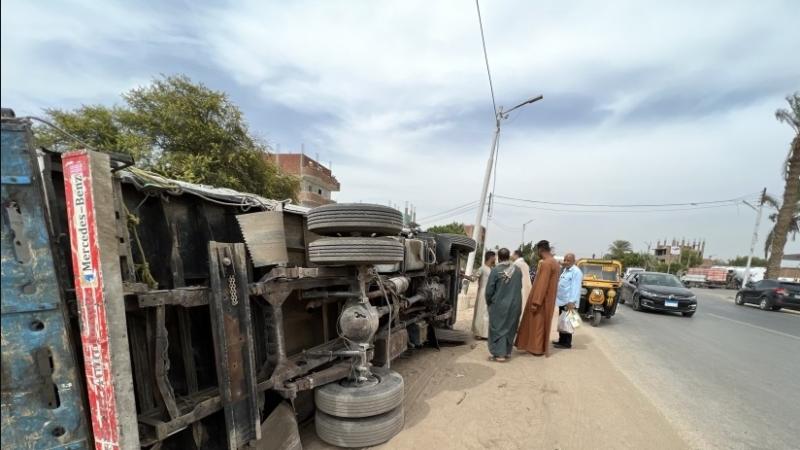 اشتعال النيران في مقطورة محملة بزيت طعام وصابون عقب انقلابها بالمنيا