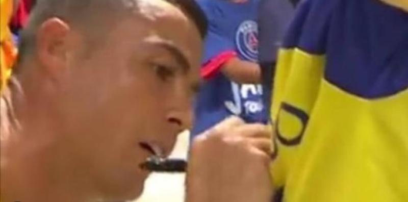 لقطة رائعة.. رونالدو يلبي طلب طفل ياباني قبل مباراة النصر وباريس سان جيرمان