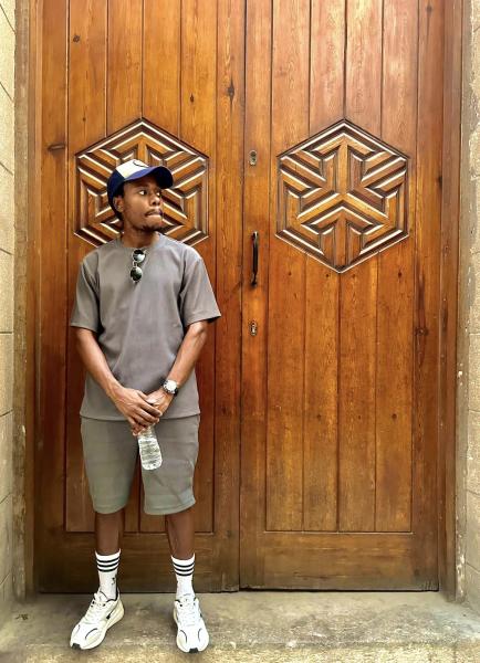 بيرسي تاو يقضي إجازته متجولاً في شارع المعز «صور»