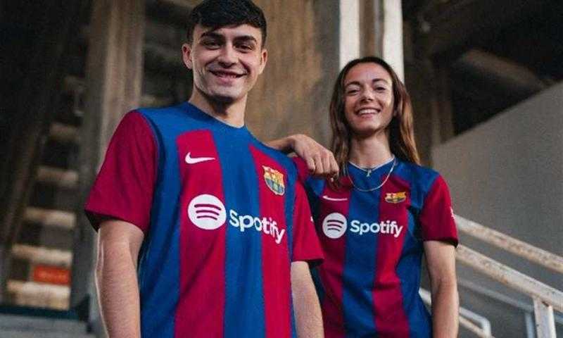 باللون الأبيض.. برشلونة يكشف عن قميصه الثاني في الموسم الجديد 2023-2024