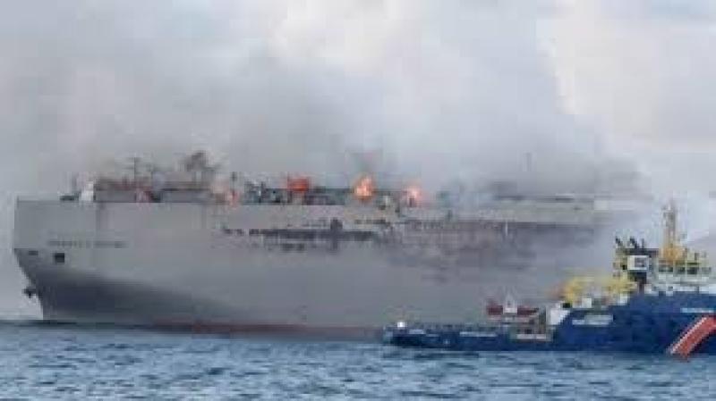 بالصور .. حريق سفينة يلتهم 3000 سيارة متجهة إلى مصر