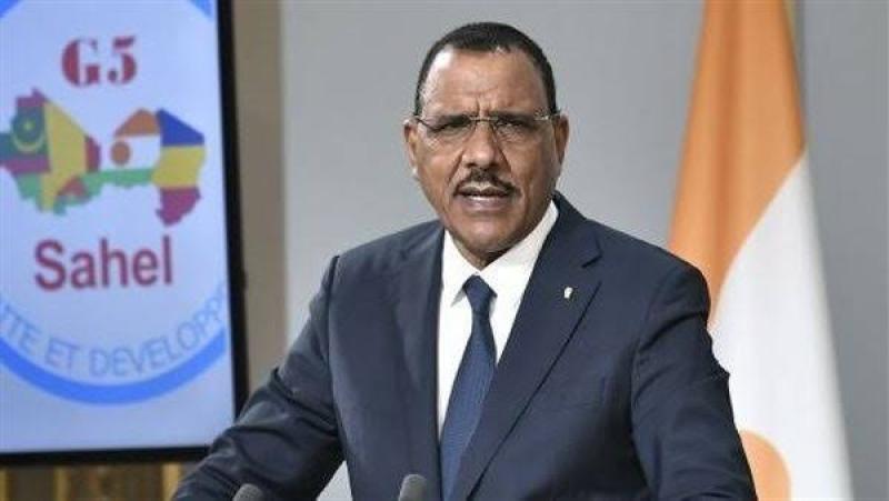 الحرس الرئاسي يحتجز رئيس النيجر داخل القصر
