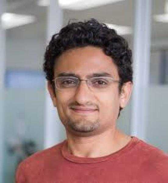 «شايفني مجنون».. وائل غنيم يقاضي صيدليًا اتهمه بعدم الاتزان