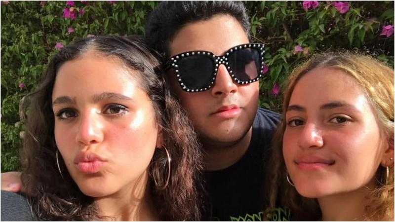 إطلالة جريئة لأبناء الفنان عمرو دياب