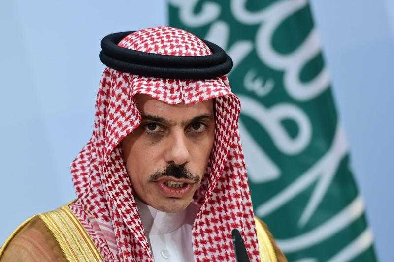 وزير الخارجية السعودي يُلقن نظيره السويدي درسًا قاسيًا بعد تكرار حرق نسخ من القرآن