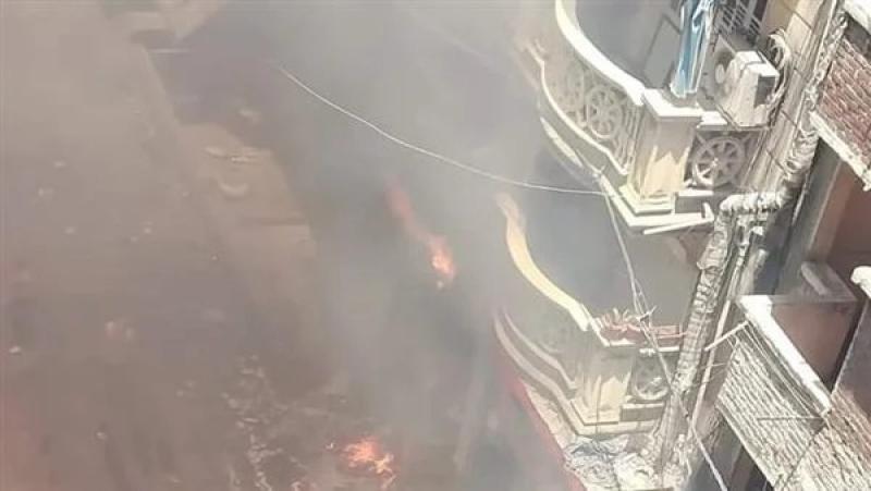 دون إصابات.. محاولات للسيطرة على حريق بسوبر ماركت شهير في محرم بك بالإسكندرية