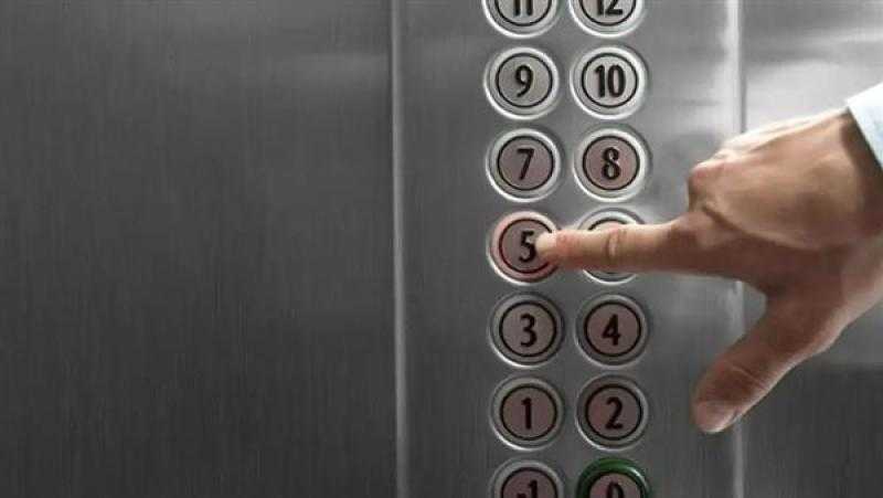 «الكهرباء فصلت».. إنقاذ حياة شخصين من داخل أسانسير في الفيوم