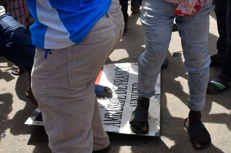 متظاهرات الانقلابيون أمام السفارة الفرنسية في النيجر