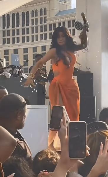 شاهد .. كاردي بي تضرب جمهورها بـ «المايك» خلال حفلها الأخير بأمريكا لهذا السبب