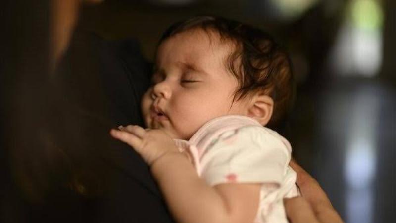 ما حكم صلاة الأم بطفلها؟.. الإفتاء تكشف مفاجأة