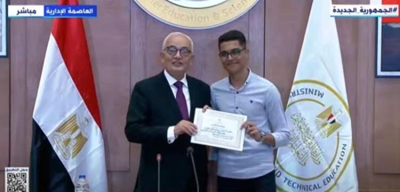 «النهاردة الفرح بتاعهم».. وزير التعليم يكرم أوائل الثانوية العامة 2023