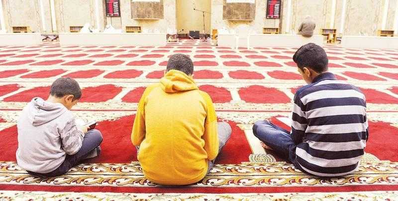 كيف تُحبب ابنك في الصلاة خلال فترة المراهقة؟.. «الإفتاء» تُجيب - فيديو