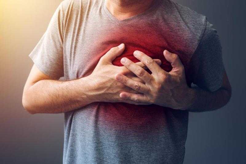 طبيب: تسجيل إصابات بجلطات القلب بين الشباب لهذه الأسباب.. «فيديو»