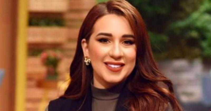 بفستان قصير وكاشف.. أسما شريف منير تواصل إثارة الجدل