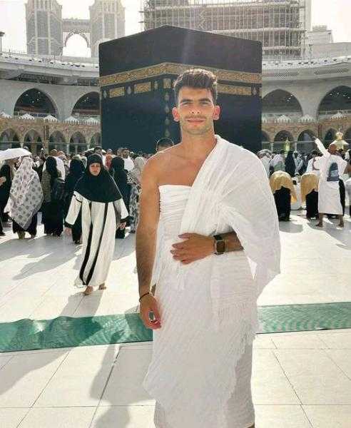 زيزو يؤدي مناسك العمرة قبل مباراة النصر في البطولة العربية